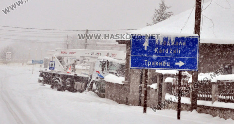 Камион кран не успя да вземе завой в Конуш и се заби в постройка