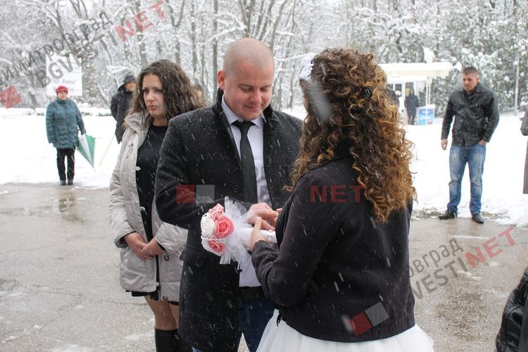 Сватба в снега пред металното сърце в деня на влюбените