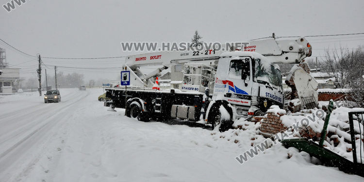 Камион кран не успя да вземе завой в Конуш и се заби в постройка