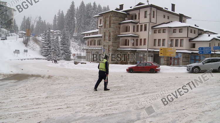 Километрични задръствания на Пампорово заради "летни" шофьори