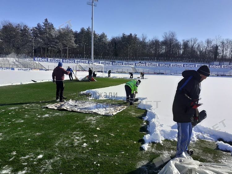 Привърженици на ПФК "Арда" се отзоваха на призива на фенклуба да почистят стадиона от снега