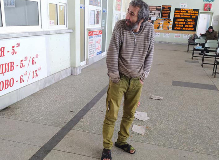 Бездомници и просяци изпълват Автогарата,  касиерите искат дезинфекция