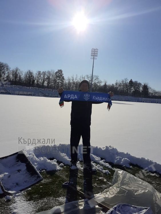 Привърженици на ПФК "Арда" се отзоваха на призива на фенклуба да почистят стадиона от снега