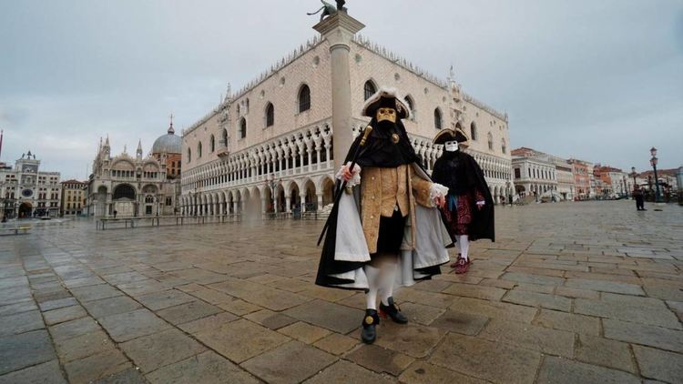 Маски и костюми, свързани с пандемията, в конкурса за най-хубава дегизировка на Венецианския карнавал