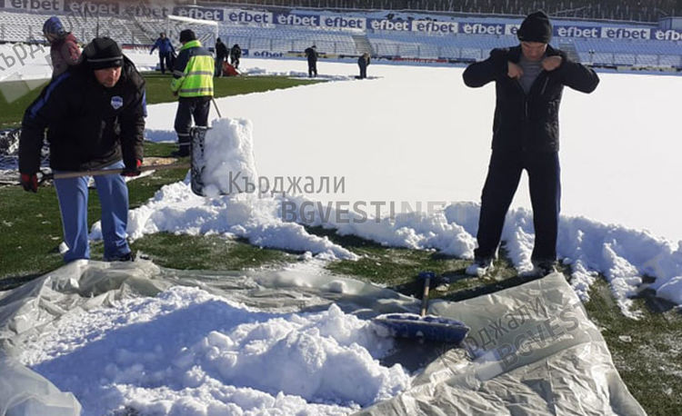 Привърженици на ПФК "Арда" се отзоваха на призива на фенклуба да почистят стадиона от снега