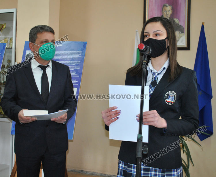 Директорът Деян Янев и Ния Ванчева