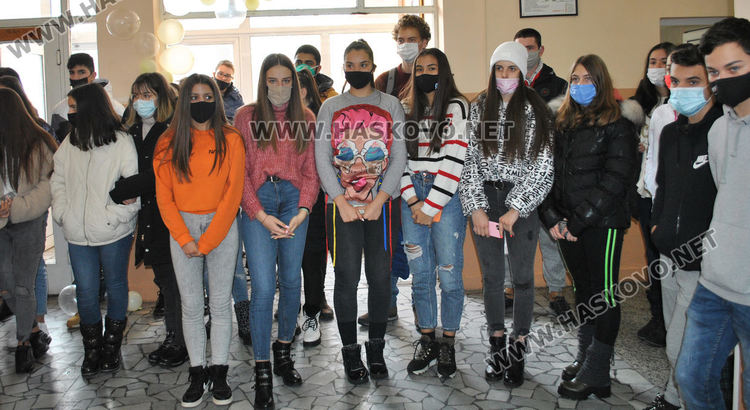 Езиковата гимназия отбеляза 50 г., Ния Ванчева е „Ученик на годината“