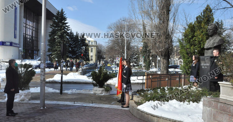 Езиковата гимназия отбеляза 50 г., Ния Ванчева е „Ученик на годината“