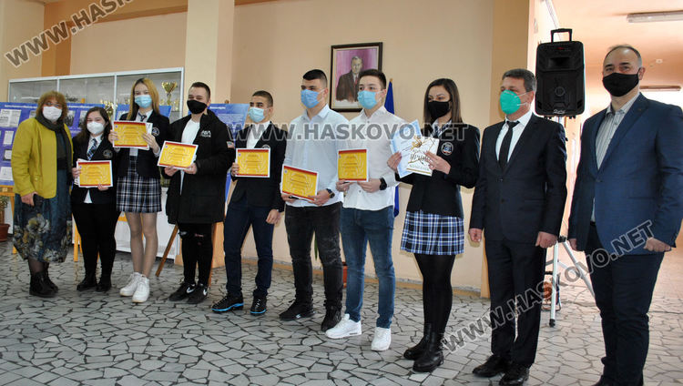 Езиковата гимназия отбеляза 50 г., Ния Ванчева е „Ученик на годината“