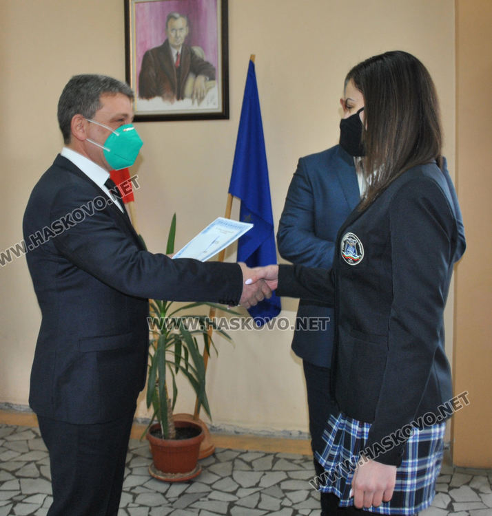 Езиковата гимназия отбеляза 50 г., Ния Ванчева е „Ученик на годината“