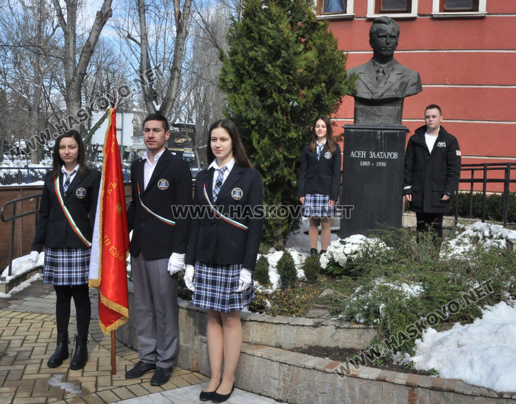 Езиковата гимназия отбеляза 50 г., Ния Ванчева е „Ученик на годината“