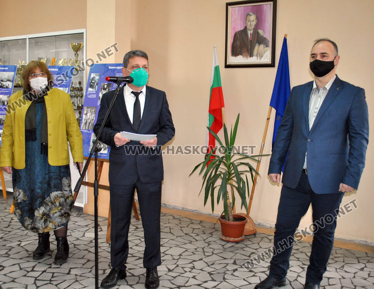 Езиковата гимназия отбеляза 50 г., Ния Ванчева е „Ученик на годината“