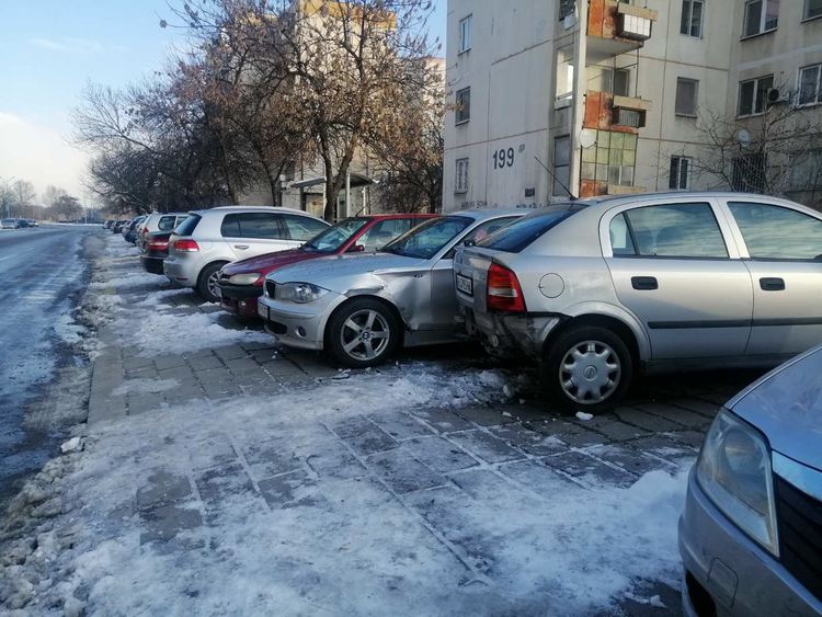 18-годишен самокатастрофира в Пловдив, заби се в три паркирани автомобила