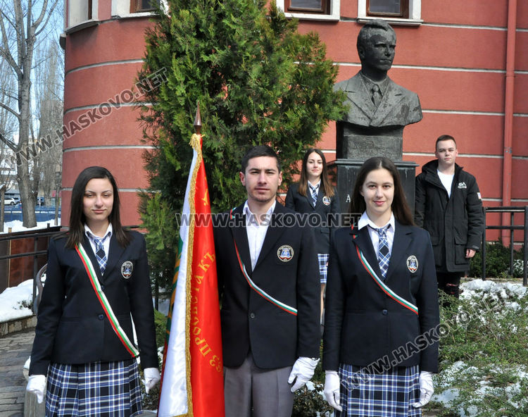 Ния Ванчева (вляво)