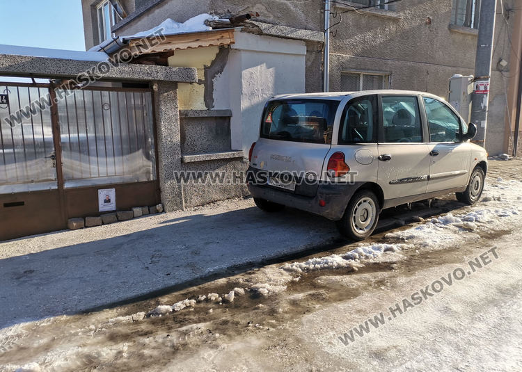 Кола пламна в Хасково, мъж е с изгаряния при пожар в къща