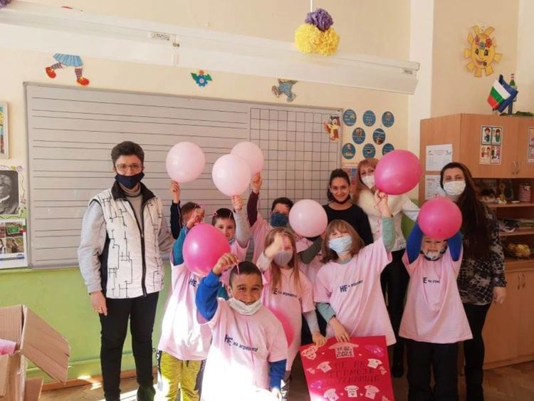 С хора и танци деца казват: "Не на тормоза в училище!"