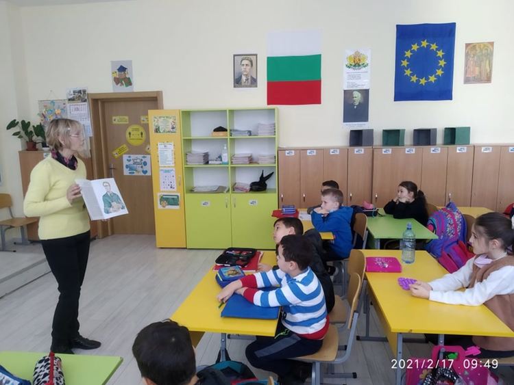 "Бате, кой е тоя синеок герой?" четат малките славейковци 