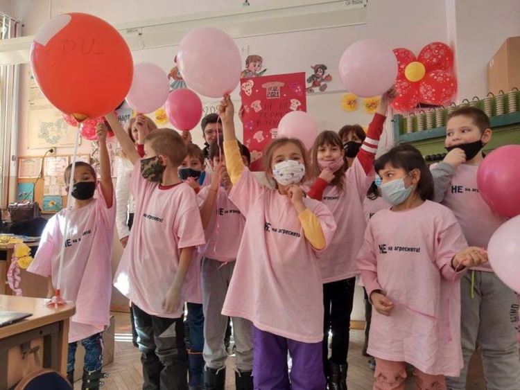 С хора и танци деца казват: "Не на тормоза в училище!"