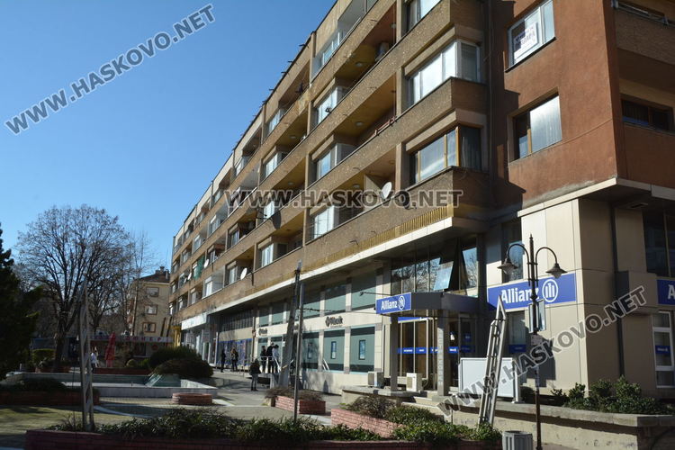 Някогашният мебелен магазин на ул."Сан Стефано"7 е вече раздробен на няколко обекта. Всеки от тях може да има свой административен адрес