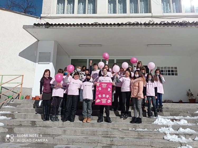 С хора и танци деца казват: "Не на тормоза в училище!"