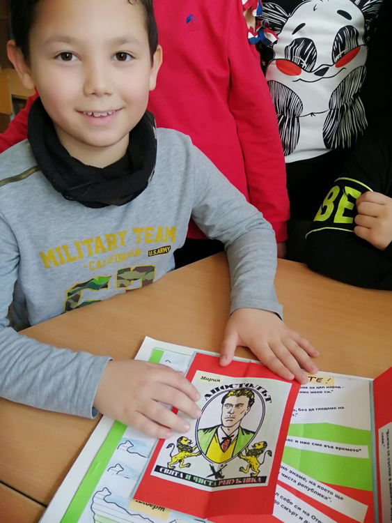 Ученици представиха лапбук „По пътя на Апостола до 148 г. безсмъртие“