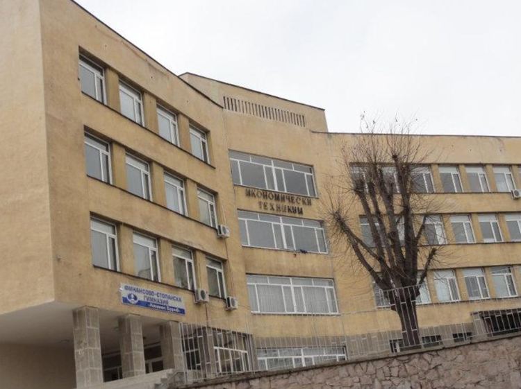 6 класа под карантина заради заразени двама учители и ученик