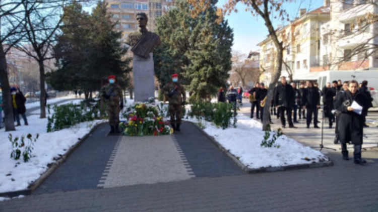 Перничани се поклониха пред паметника на Васил Левски