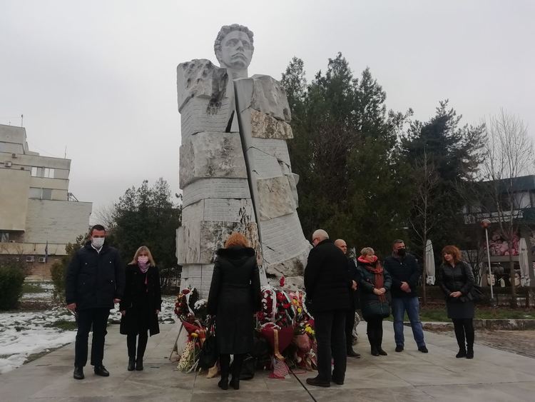 Никола Чанев и общински съветници се преклониха пред Апостола