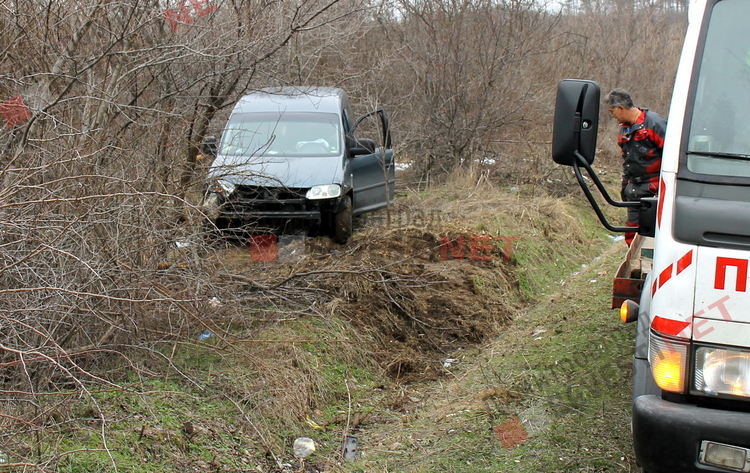 Пропаднал път и несъобразена скорост изхвърлиха млад шофьор в канавката на околовръстното в Димитровград