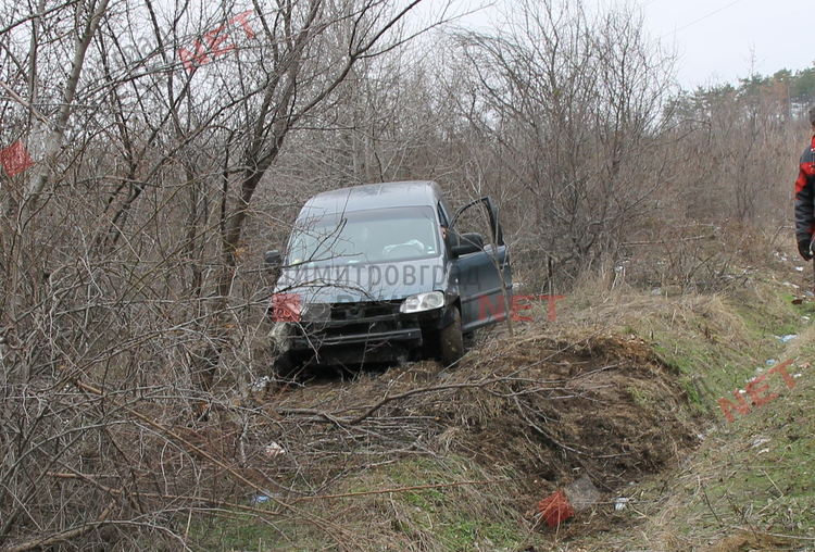 Пропаднал път и несъобразена скорост изхвърлиха млад шофьор в канавката на околовръстното в Димитровград