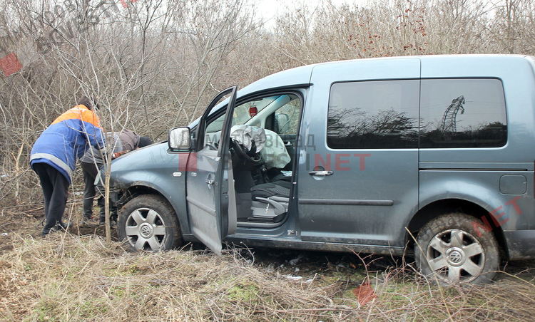 Пропаднал път и несъобразена скорост изхвърлиха млад шофьор в канавката на околовръстното в Димитровград