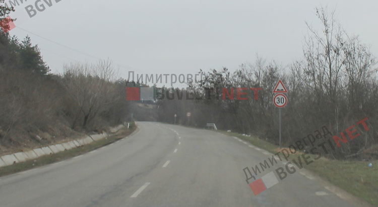 Пропаднал път и несъобразена скорост изхвърлиха млад шофьор в канавката на околовръстното в Димитровград