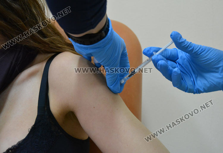 Опашки пред кабинетите в Хасково за ваксини срещу коронавируса