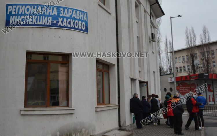Опашки пред кабинетите в Хасково за ваксини срещу коронавируса