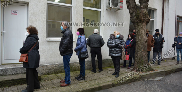 Чакащи пред кабинета на РЗИ