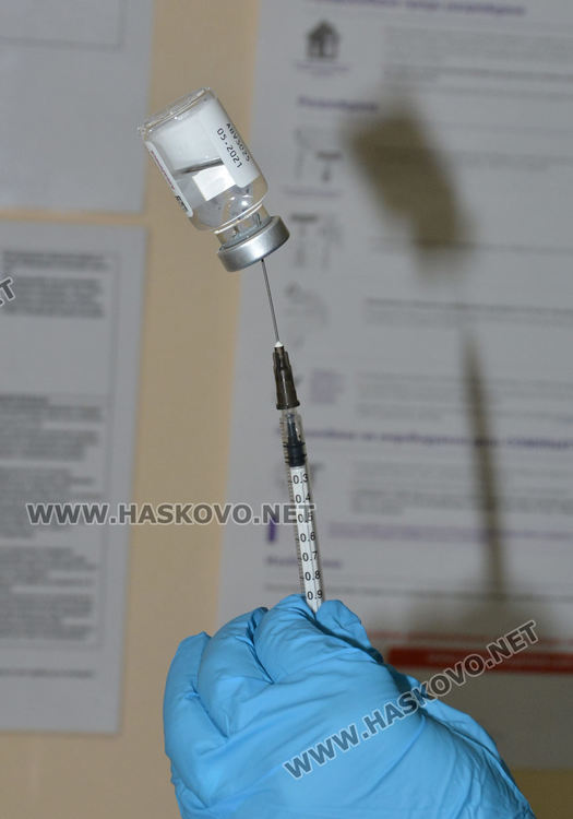 Опашки пред кабинетите в Хасково за ваксини срещу коронавируса