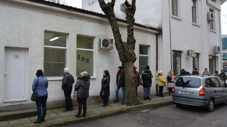 Чакащи пред кабинета на РЗИ