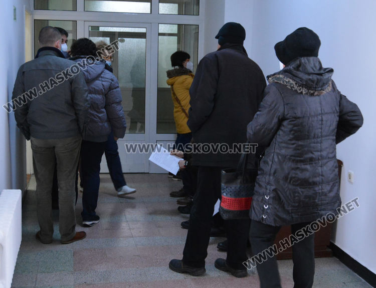 Опашки пред кабинетите в Хасково за ваксини срещу коронавируса