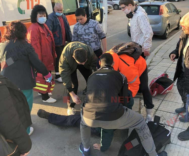 Добрият пример: младежи се втурнаха да помогнат на старец, паднал на улицата