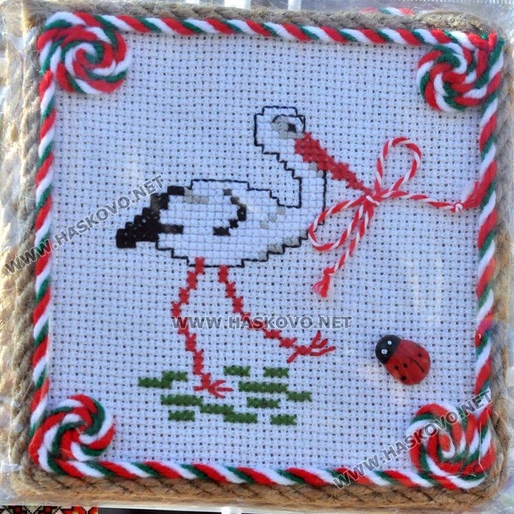 Традиции и новаторство се допълват на база за мартеници