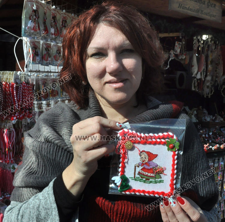 Традиции и новаторство се допълват на база за мартеници