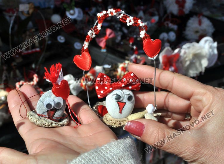 Традиции и новаторство се допълват на база за мартеници