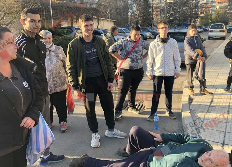 Добрият пример: младежи се втурнаха да помогнат на старец, паднал на улицата