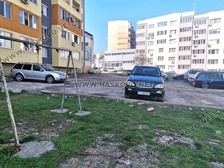 Паркингът зад блока