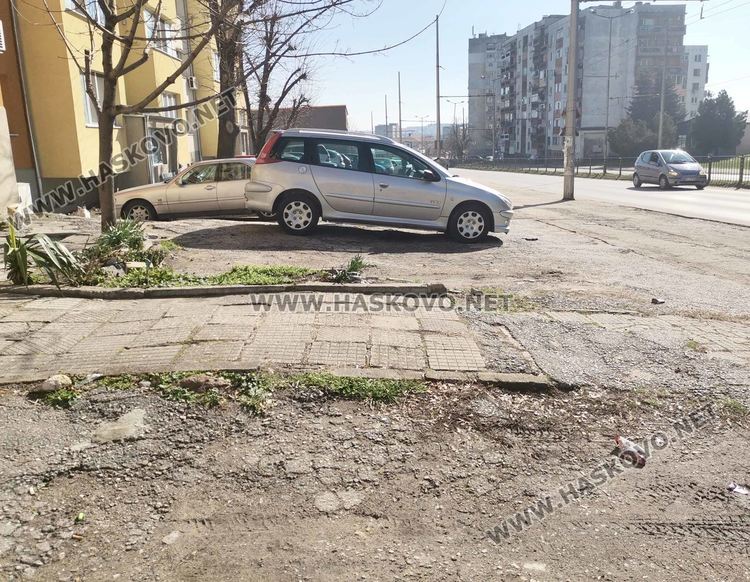 Пространството пред блока