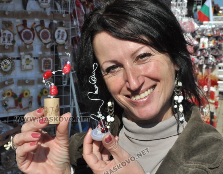 Традиции и новаторство се допълват на база за мартеници