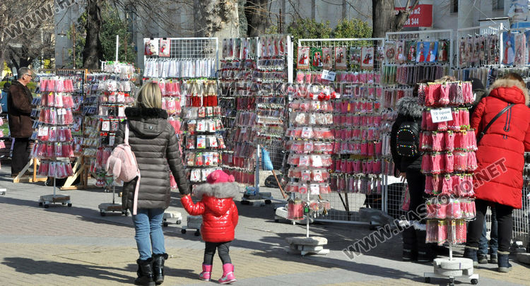 Традиции и новаторство се допълват на база за мартеници