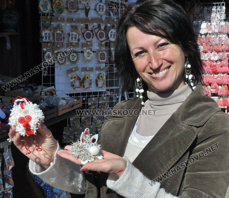 Традиции и новаторство се допълват на база за мартеници