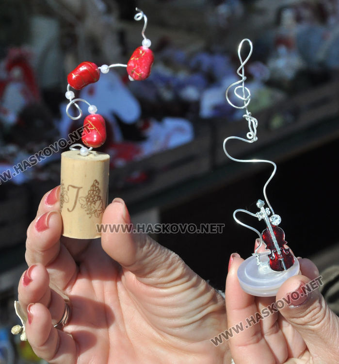 Традиции и новаторство се допълват на база за мартеници