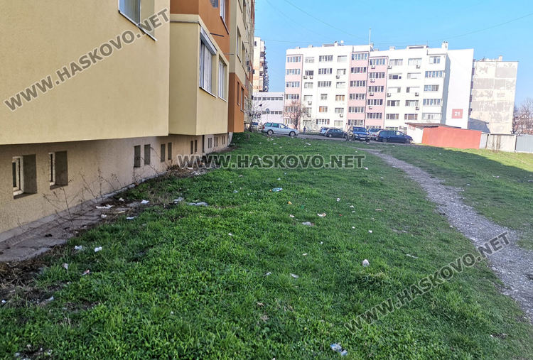 Пространството зад блока